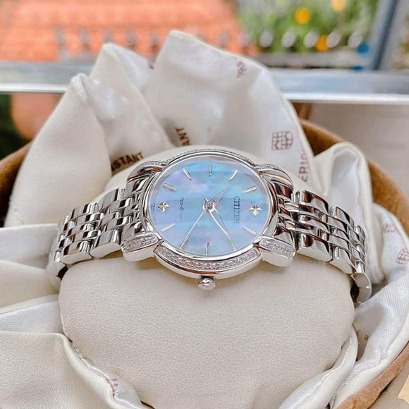 Estate $650 Citizen Ladies Diamond 30mm Watch! - Picture 4 of 6